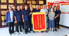 辦實(shí)事解難題 用戶(hù)致謝送錦旗